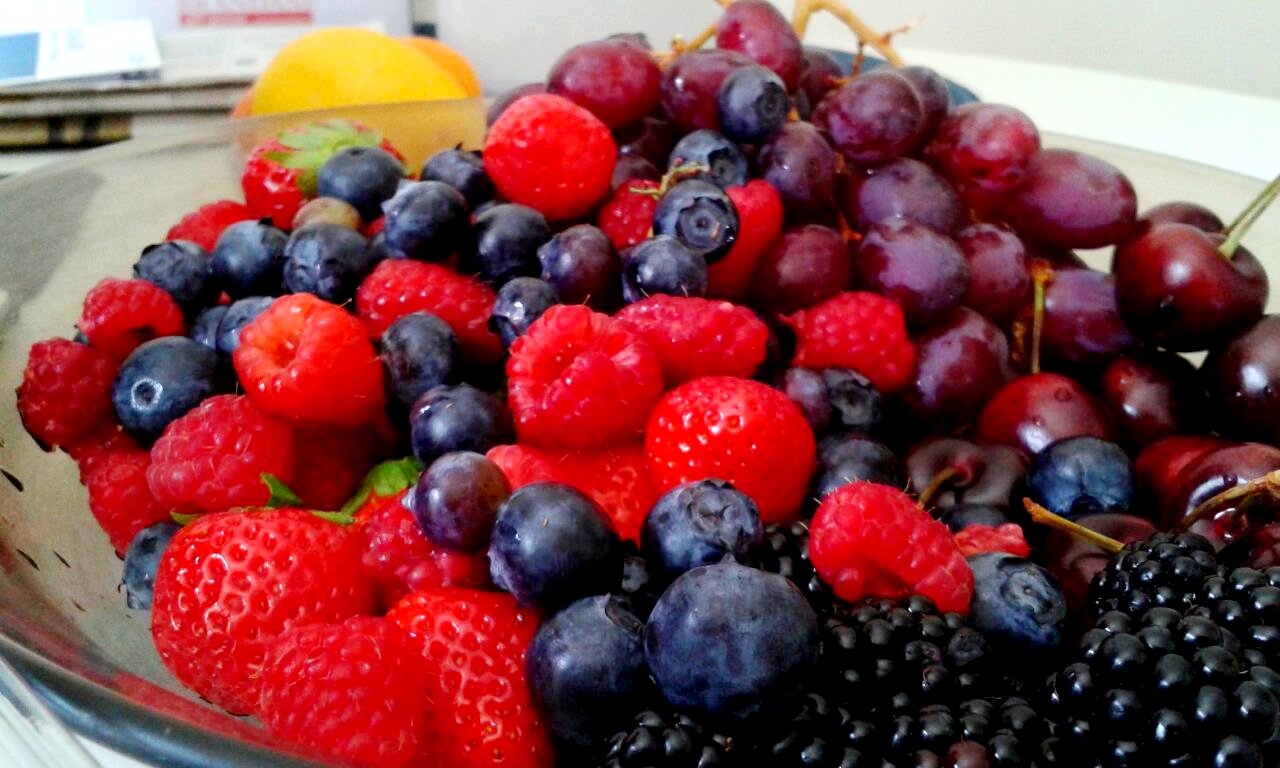 Fotografía de plato con frutas