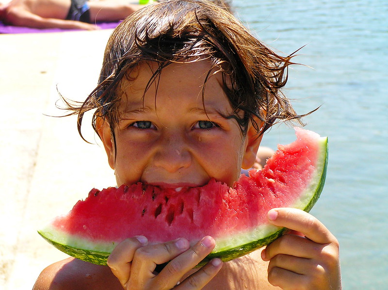 Fotografía de niño comiéndose una sandía