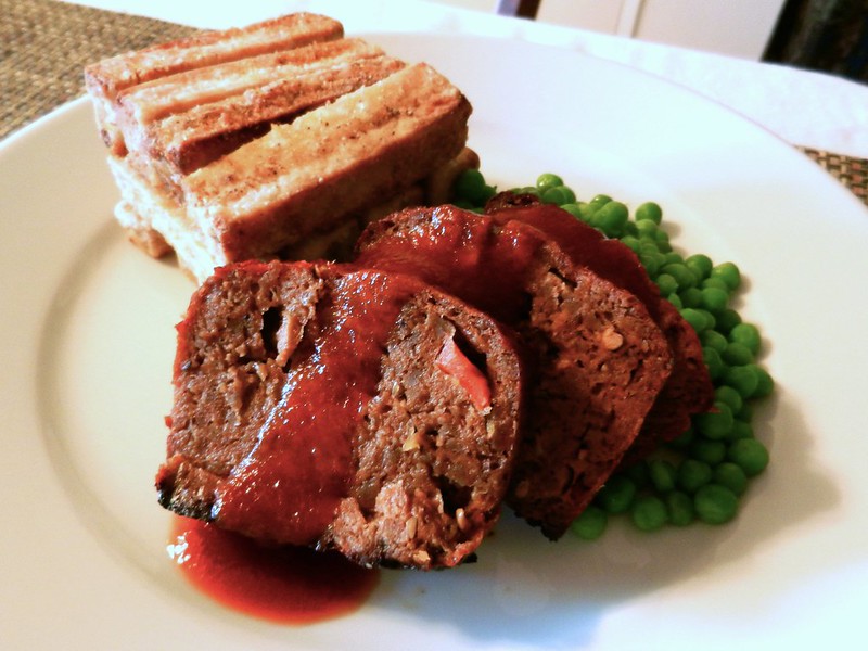 Fotografía de plato con patatas fritas y guisantes